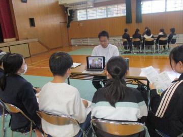 会場内で獣医師のお話を聞いている参加者の様子