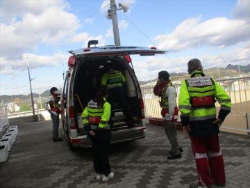 校舎内に停車したドクターカーの中を見学している参加者の様子