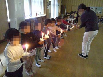 会場内でキャンドルサービスをしている参加者の様子