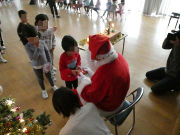 会場内でサンタさんからプレゼントをもらっている参加者の様子