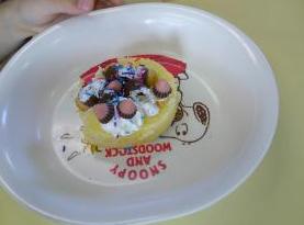 お皿に置かれた子どもたちが自分でトッピングして作ったクリスマスケーキ