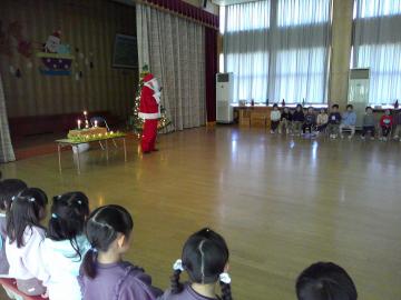 会場内でサンタさんが子供たちからの質問に答えている様子