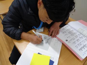 教室机でクリスマスカードを書いている生徒のようすです。