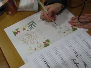 クリスマスメッセージをレタリングしています。