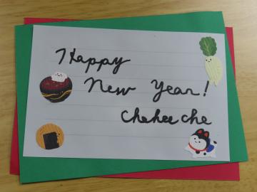 カードにhappynewyearと書いている