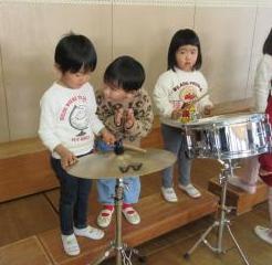 3歳児にシンバルを教える4歳児