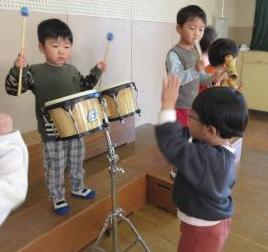 3歳児にボンゴを教える4歳児