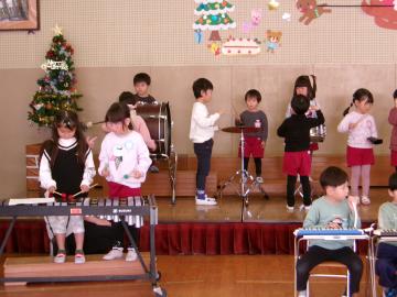 打楽器を教える5歳児