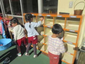 4歳児が靴箱掃除をする様子