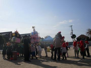 園庭で引き続きお祭りごっこを楽しむ園児たちの様子