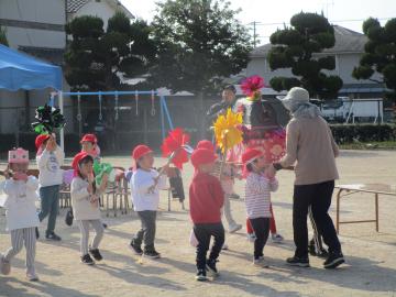 園庭でお祭りごっこをする園児たちの様子