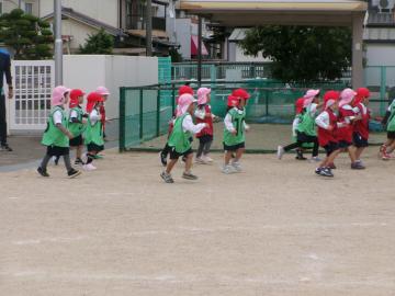 園庭でサッカーを楽しむ園児たちの様子