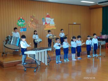 遊戯室内で一人一人楽器を持って演奏をする子供たち