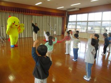 遊戯室内ではばタンと一緒にダンスを踊る子供たち