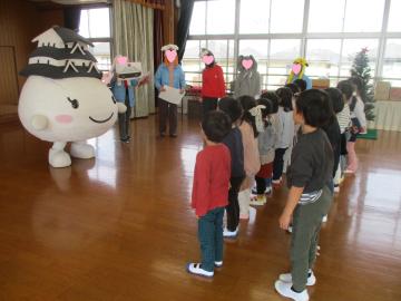 遊戯室内でしろまるひめと向かい合って立つ子供たち