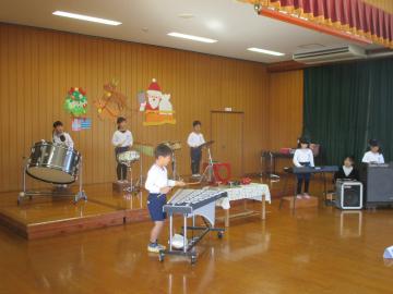 遊戯室内で合奏をする子供たち