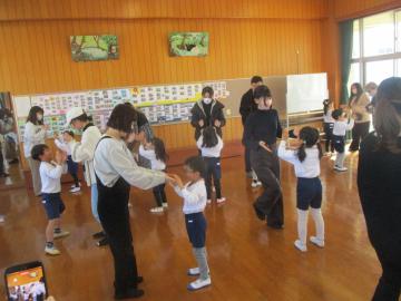 遊戯室内で親子でダンスを楽しむ様子