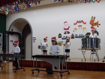 幼児がさまざまな楽器で合奏をする様子