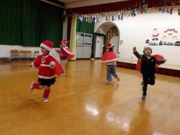 幼児が元気いっぱいにダンスをする様子