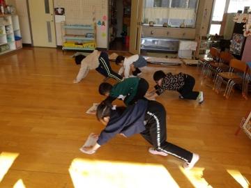 幼児が部屋の床を雑巾がけしている様子