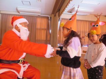サンタさんからプレゼントをもらっている様子