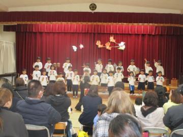 遊戯室内でミュージックベル奏をしている園児たちの様子