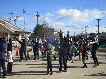 園庭で体操をしている園児たちの様子