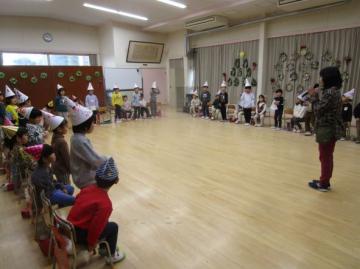 遊戯室内でクリスマスソングを歌っている園児たちの様子