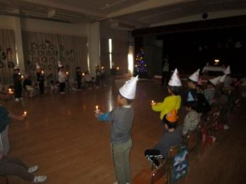 遊戯室内でキャンドルサービスをしている園児たちの様子