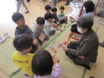 室内でお手玉遊びを楽しんでいる園児たちの様子