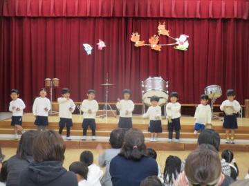 遊戯室内で手遊びを楽しんでいる園児たちの様子