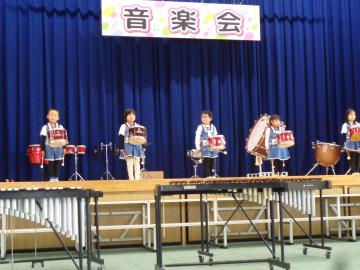 園児が歌を歌っているところ