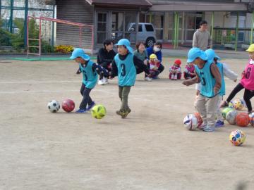 幼児がサッカーをして遊んでいるところ
