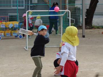 幼児が野球をしているところ