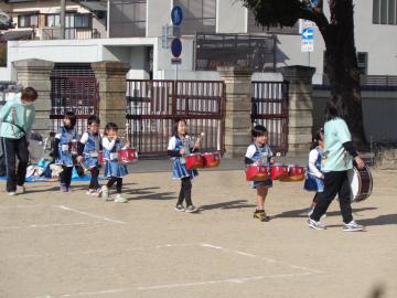 園児が太鼓を持って入場しているところ