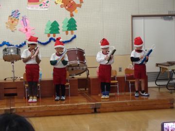 遊戯室で園児が鍵盤ハーモニカ奏をしているところ