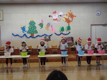 遊戯室で園児がミュージックベル奏をしているところ