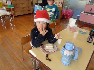 室内で園児がケーキを食べているところ