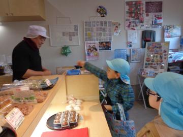店内で園児がお餅を買っているところ