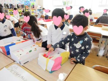 室内で園児たちがドングリ迷路で遊んでいる様子