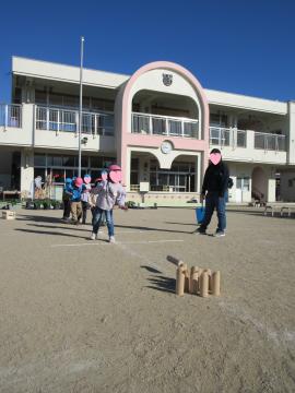 園庭で園児たちがモルックをしている様子