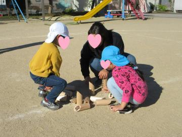 園庭で園児たちが倒れたピンの数を数えている様子