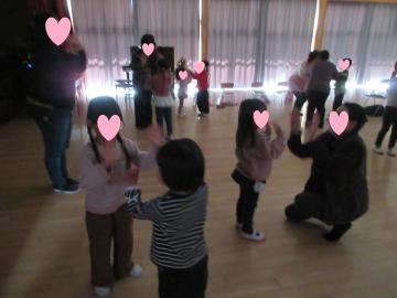 遊戯室内で園児たちがダンスをしている様子
