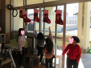 室内で園児たちがプレゼントを見付けた様子