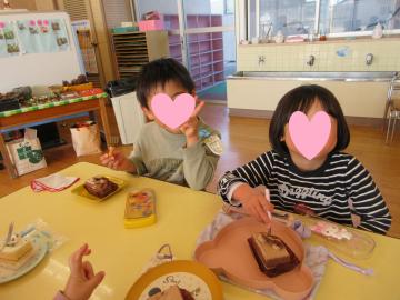 室内で園児たちがケーキを食べている様子