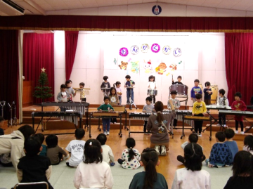 遊戯室内での4歳児の合奏の練習の様子「小さな世界」