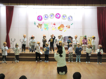 遊戯室内で3歳児が合奏の練習をしている様子