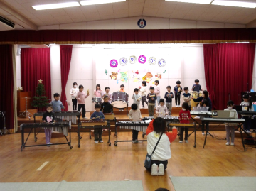 遊戯室内で5歳児が合奏の練習をしている様子