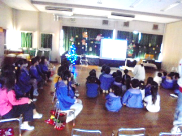 遊戯室内で映画を見ている園児の様子