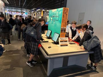 人と防災未来センターで班ごとに学習活動をする様子